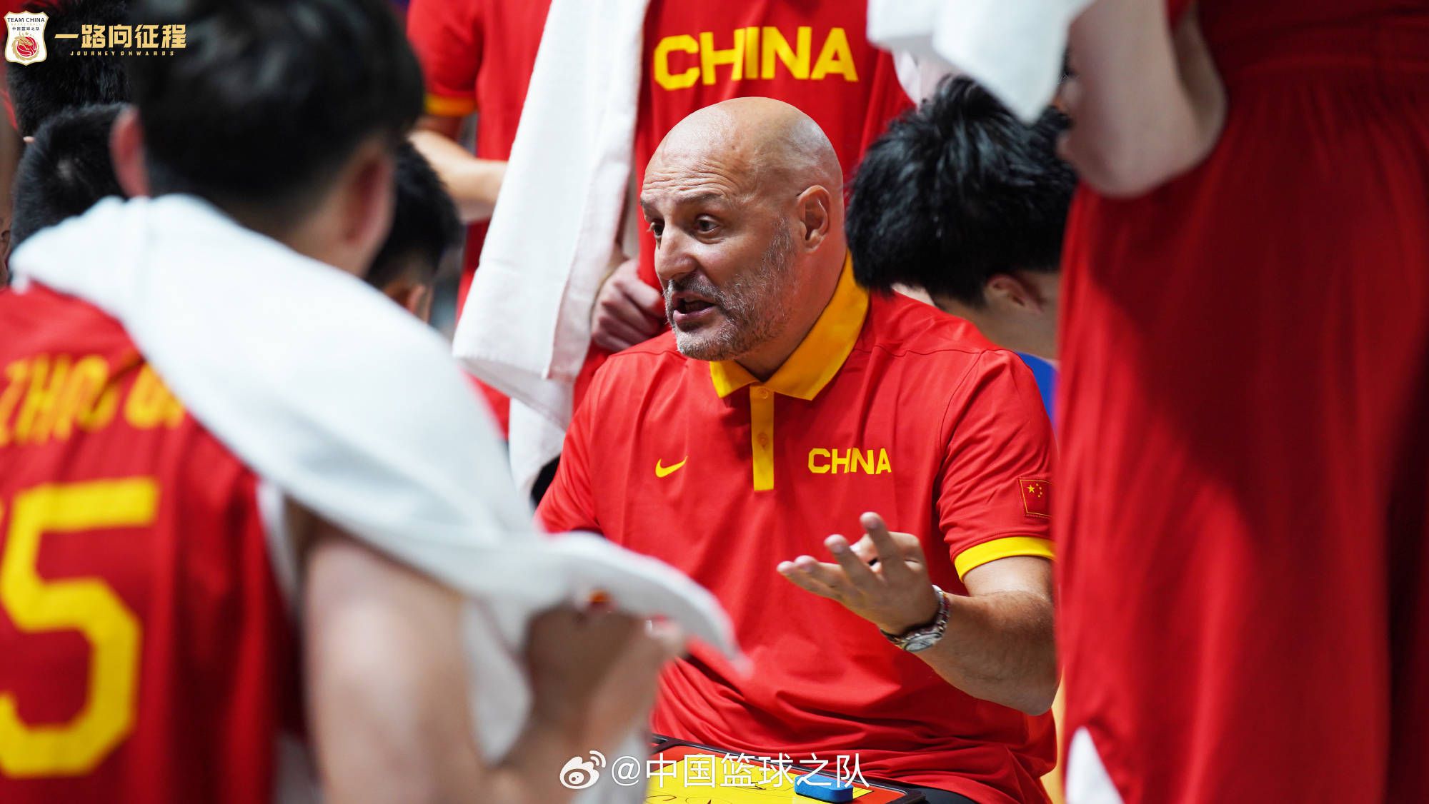 最后，《马卡报》表示，皇马上下将全力说服克罗斯改变主意，与球队一起再战一年。